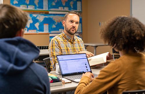 students working with a faculty member